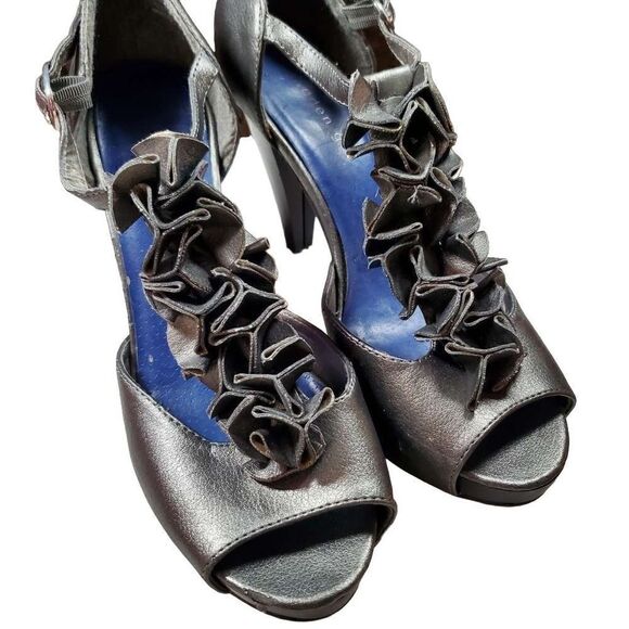 Madden Girl Gray Metallic Ruffle Strapy Sandals. 4" Chunky Heel. Size 9.5 - Picture 1 of 12